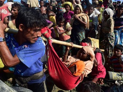 জাতিগত নিধনযজ্ঞের শিকার হয়ে ৭ লাখ রোহিঙ্গা বাংলাদেশে পালিয়ে আসে