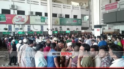 টেনের অগ্রিম টিকিট পেতে মানুষের ভিড়