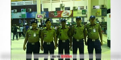 দায়িত্বরত আইনশৃঙ্খলা বাহিনীর কয়েকজন সদস্য