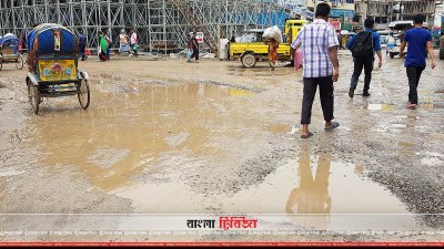 ভুলতায় নির্মাণাধীন ফ্লাইওভারের পাশের রাস্তা