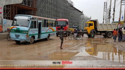 নির্মাণাধীন ফ্লাইওভারের জন্য রাস্তায় খানাখন্দ, ঈদের সময় যানজটের শঙ্কা