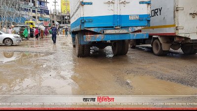 নির্মাণাধীন ফ্লাইওভারের জন্য রাস্তায় খানাখন্দ, ঈদের সময় যানজটের শঙ্কা