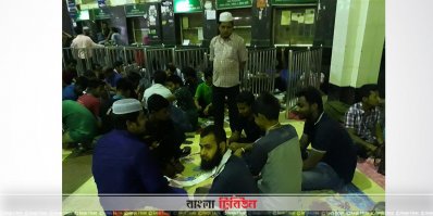 পত্রিকা বিছিয়ে বসেছেন টিকিটপ্রত্যাশীরা