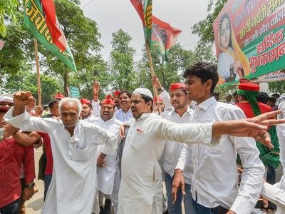 এসপি`র কর্মীরা বিজয়োল্লাস করছে
