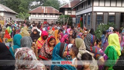 নিহত গৃহবধূর বাড়িতে এলাকাবাসীর ভিড়