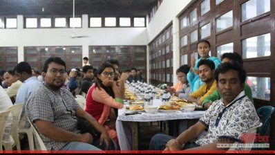 আলোচনা সভায় বিশ্ববিদ্যালয়ের শিক্ষার্থীরা