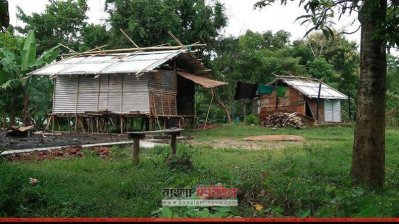 খতিগ্রস্তদের তৈরি করা মাথা গোঁজার ঠাই