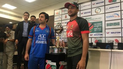 ট্রফি নিয়ে বাংলাদেশ ও আফগানিস্তানের অধিনায়কের ফটোসেশন