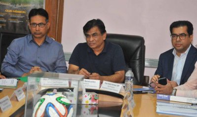 বাফুফের নির্বাহী কমিটির সভায় (বাঁ থেকে) সিনিয়র সহ-সভাপতি সালাম মুর্শেদী, সভাপতি কাজী সালাউদ্দিন এবং সহ-সভাপতি কাজী নাবিল আহমেদ