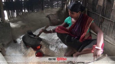 একটি বাড়িতে চলছে মুড়ি ভাজা