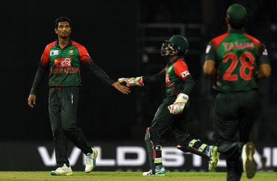 মাহমুদউল্লাহর জোড়া আঘাত