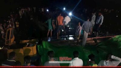 খাদের পড়ে উল্টে যাওয়া ট্রাক