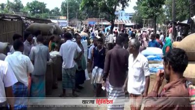ক্রেতা বিক্রেতায় ঠাসা মুড়ির বাজার