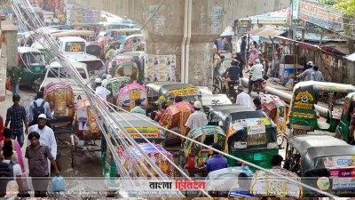 শাসনগাছায় রেলওয়ে ওভারপাসে নিচে এমন এখন যানজট নিত্যদিনের