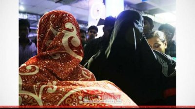 সৌদি থেকে দেশে ফেরা নারী শ্রমিক (ফাইল ছবি)