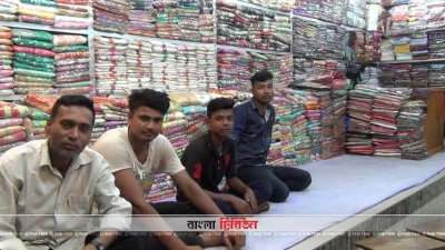 হিলি বাজারের বিভিন্ন দোকানে শোভা পাচ্ছে দেশি পোষাক