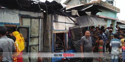 আগুনে পুড়ে যাওয়া ঘর