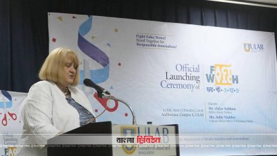 বক্তব্য রাখছেন আমেরিকান অ্যাম্বাসির সংস্কৃতি বিষয়ক কর্মকর্তা জুলি নিকলেস (ছবি: সাজ্জাদ হোসেন)