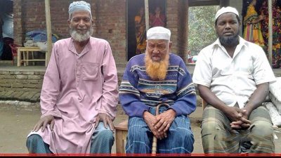 আহসান উদ্দিন শাহ (মাঝে)