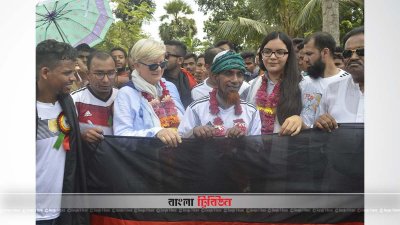 আমজাদের তৈরি পাঁচ কিলোমিটার দীর্ঘ জার্মানির পতাকাটি প্রদর্শন করা হচ্ছে