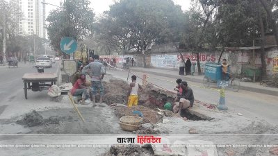 সামান্য বৃষ্টি হলেই কাদা-পানিতে সয়লাব হয়ে যায় এসব সড়ক