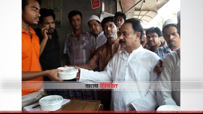 ইফতার বিতরণ করছেন গয়েশ্বর চন্দ্র রায় (ছবি- প্রতিনিধি)