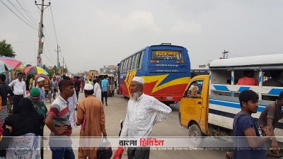 আলাদা বাসস্ট্যান্ড না থাকায় সড়কেই গাড়ি থামানো হয়