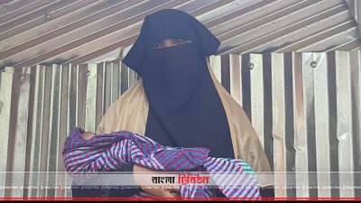শিশু কোলে এক রোহিঙ্গা নারী