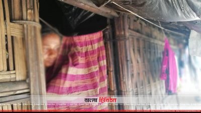 টেকনাফের শরণার্থী শিবিরে মিয়ানমারে ধর্ষণের শিকার অন্তঃসত্ত্বা এক রোহিঙ্গা  নারী