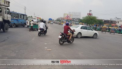 সড়কে এলোমেলো গাড়ি চালানো