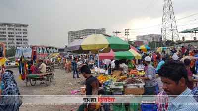 ঢাকা-চট্টগ্রাম মহাসড়কে ভাসমান দোকান