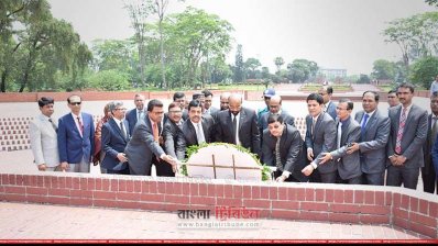 জাতীয় স্মৃতিতে প্রতিকৃতিতে পুষ্পস্তবক অর্পণ