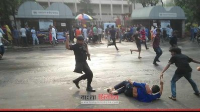 র&zwnj;্যাব সদস্যদের ধাওয়ার মুখে রাস্তার ওপরে পড়ে যান গণজাগরণ মঞ্চের এক কর্মী