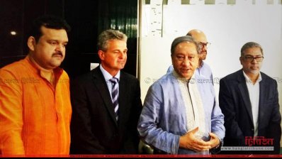 প্রধান কোচ স্টিভ রোডসের (বাঁ থেকে দ্বিতীয়) সঙ্গে বিসিবির কর্তারা