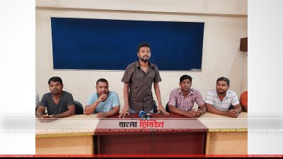 সংবাদ সম্মেলনে বক্তব্য রাখছেন পদবঞ্চিত নেতারা
