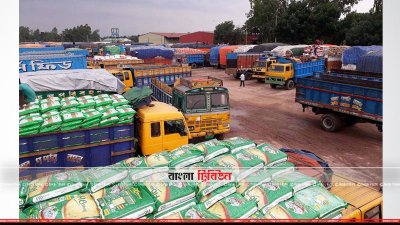 হিলি স্থলবন্দর থেকে ছাড় পাওয়ার অপেক্ষায় শত শত পণ্যবাহী ট্রাক (ছবি: প্রতিনিধি)