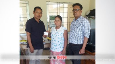 নমিনির কাছ থেকে জাতীয় পরিচয়পত্র বুঝে নিচ্ছেন সমাজ সেবা কর্মকর্তারা