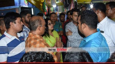 ঘটনাস্থলে সাংবাদিক নেতারা, পাশে পুলিশ