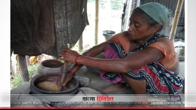 রোজায় কদর বাড়ে মানিকগঞ্জের হাতে ভাজা মুড়ির