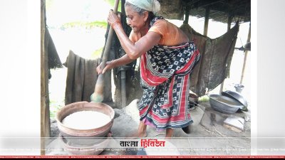 মুড়ি ভাজায় ব্যস্ত রোকেয়া বেগম