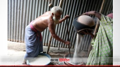 মুড়ি ভাজায় ব্যস্ত ধলাই গ্রামের লোকজন