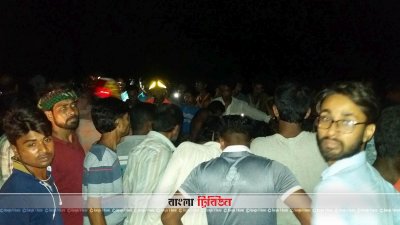 সড়ক অবরোধ করে রেখেছেন স্থানীয়রা 