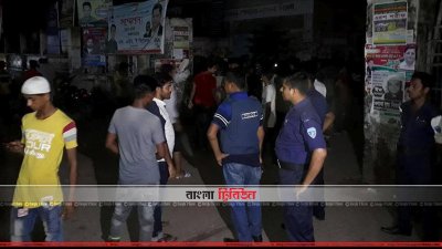 ব্রাহ্মণবাড়িয়া সদর হাসপাতালের সামনে পুলিশ ও ছাত্রলীগের নেতাকর্মীরা (ছবি- প্রতিনিধি)