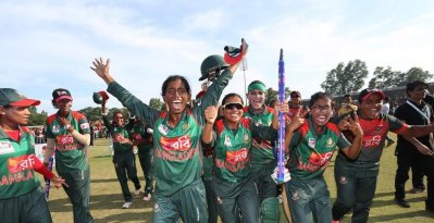 শিরোপা জয়ের পর নারী ক্রিকেটারদের উল্লাস।