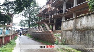 হেলে পড়া নির্মাণাধীন ভবনের দেয়াল