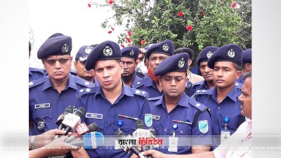 পুলিশ সদস্যদের উদ্দেশে বক্তব্য রাখছেন মানিকগঞ্জ পুলিশ সুপার রিফাত রহমান
