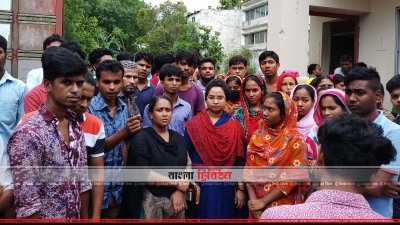 কারখানার সামনে শ্রমিকরা (ছবি- প্রতিনিধি)