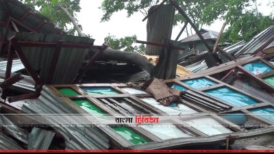 টর্নেডোর আঘাতে বিধ্বস্ত