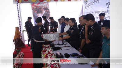 আত্মসমর্পণকারী বনদস্যূদের মাঝে ঈদ উপহার দিচ্ছেন ব্যাবের মহাপরিচাল বেনজির আহমেদ