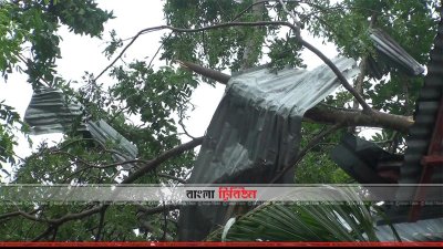 টর্নেডোর আঘাতে বিধ্বস্ত
